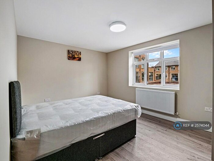 2 Bedroom Flat To Rent In Bethnal Green Road, London, E2