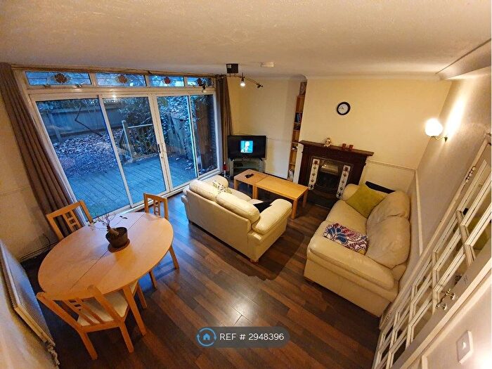 3 Bedroom Maisonette To Rent In Bromfield Court, London, SE16