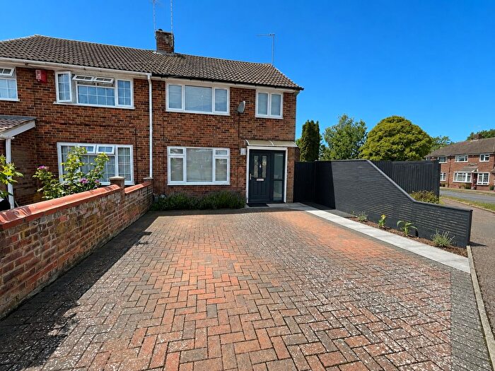 3 Bedroom Semi Detached House For Sale In Mendip Way, Luton, Bedfordshire, LU3