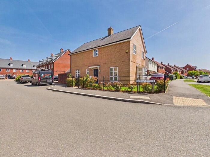 4 Bedroom Detached House For Sale In Herman Street, Berryfields, Aylesbury, HP18