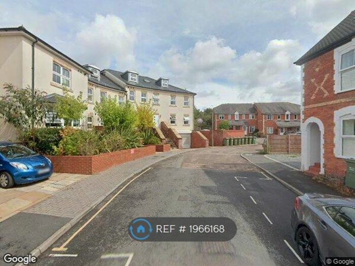 2 Bedroom Flat To Rent In Hillcreast Court, Guildford, GU1