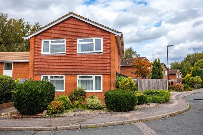 4 Bedroom Detached House For Sale In Sedgefield Close, Worth, RH10