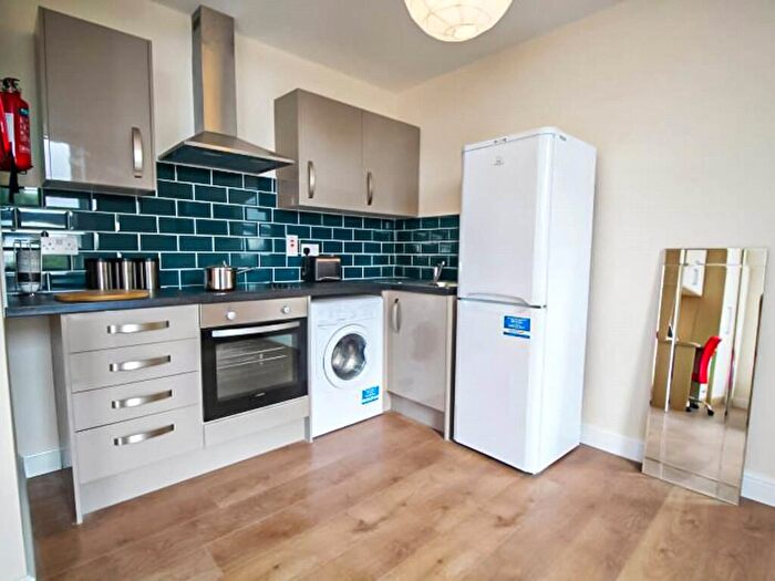 Apartment To Rent In Apt, - East Parade #, HG1