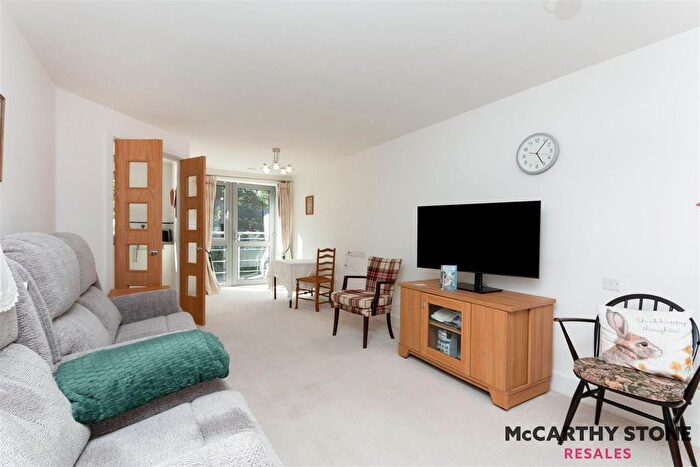 2 Bedroom Flat For Sale In Kings Place, Fleet Road, Fleet, GU51