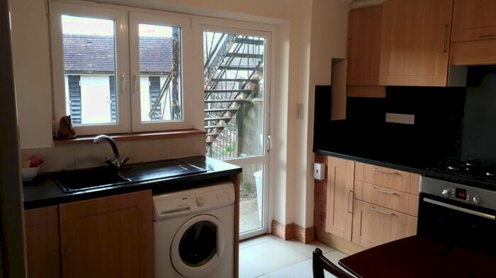 2 Bedroom Flat To Rent In Christopher Road, East Grinstead, RH19