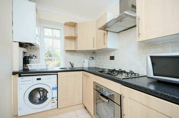 Studio To Rent In Finchley Road, Temple Fortune, London, NW11