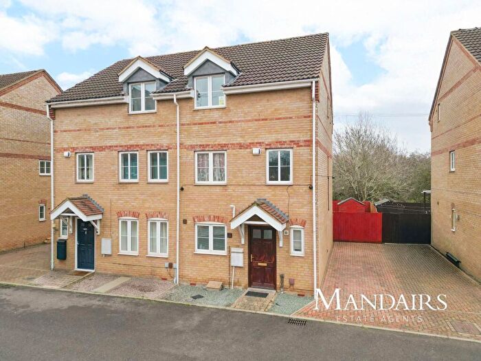 3 Bedroom Semi Detached House For Sale In Phoenix Close, Fletton, Peterborough, PE2