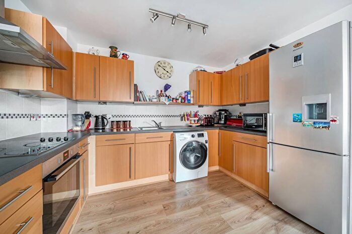 2 Bedroom Flat For Sale In Bouverie Road, Stoke Newington, London, N16