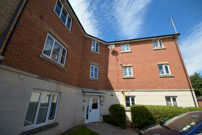2 Bedroom Flat To Rent In St. Lukes Court, Hatfield, AL10