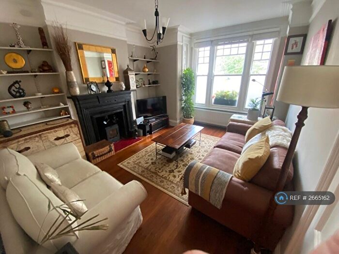 2 Bedroom Flat To Rent In Weir Road, London, SW12