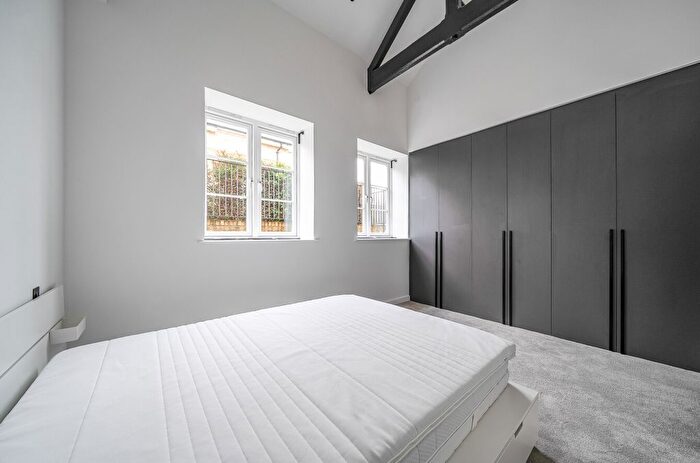 2 Bedroom Flat For Sale In Daffodil Crescent, Barnet, EN4