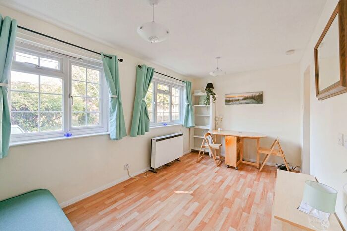 Studio To Rent In College Gardens, Wandsworth Common, London, SW17