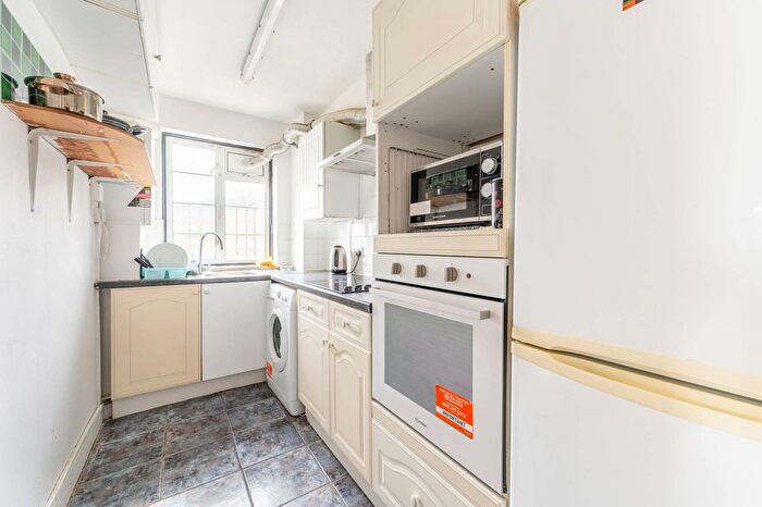 3 Bedroom Flat To Rent In Ashford Road, Cricklewood, London, NW2