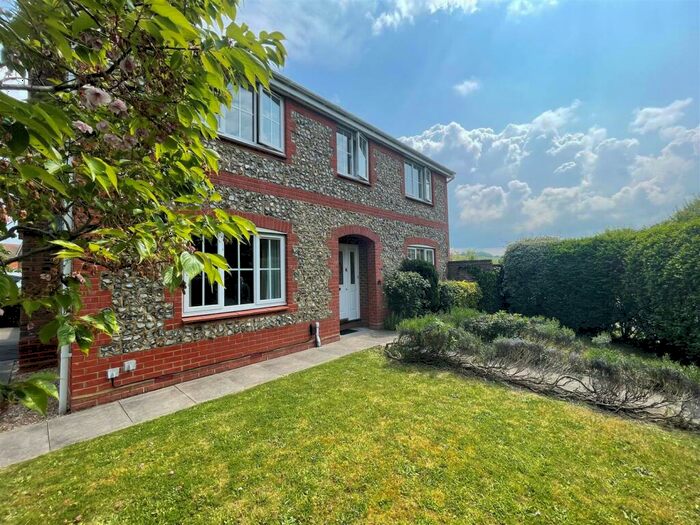 4 Bedroom Detached House To Rent In Hartley Way, Bishopdown Farm, SP1