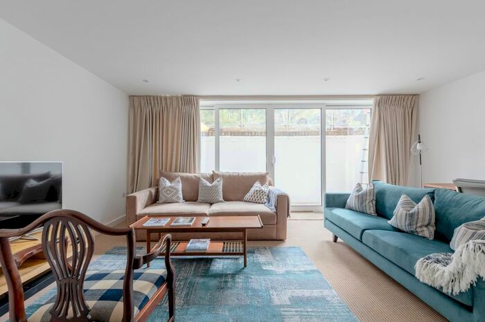 2 Bedroom Flat To Rent In Victoria Rise, London . All Bills Included. (Lndn-V), SW4