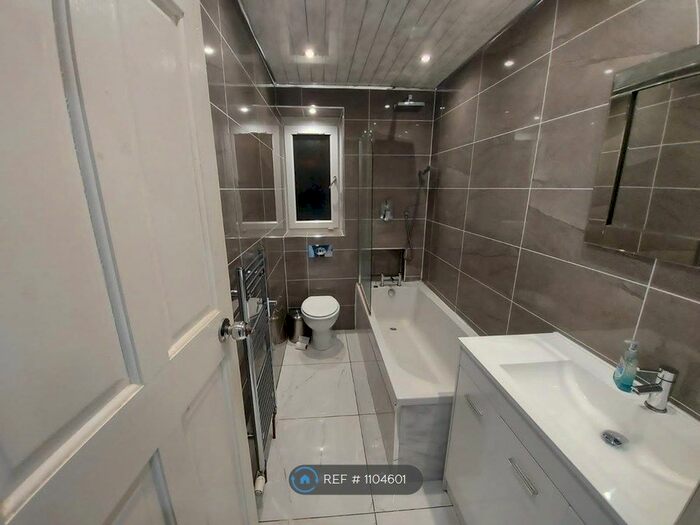 2 Bedroom Flat To Rent In Ellangowan Road, Glasgow, G41