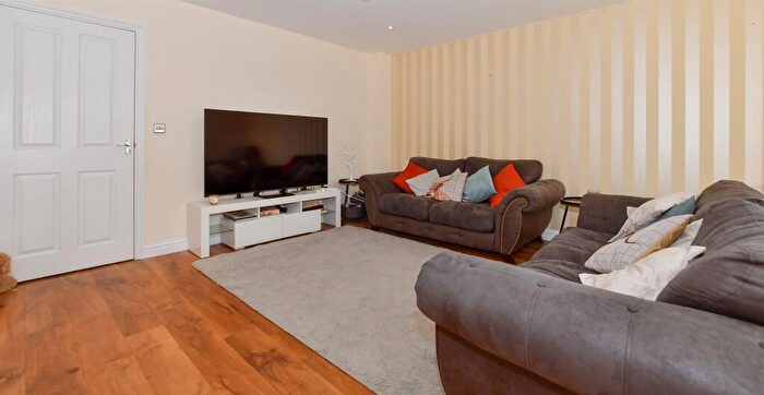 4 Bedroom Semi-Detached House For Sale In Bluegown Avenue, Leybourne, West Malling, Kent, ME19