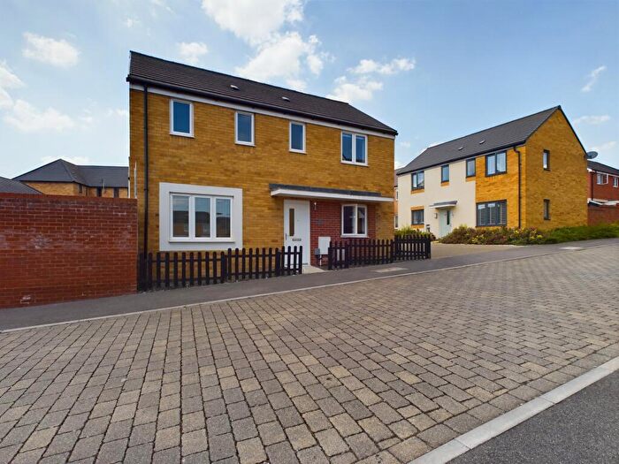 3 Bedroom Detached House To Rent In St Cross Road, Limes Park, Basingstoke, RG24