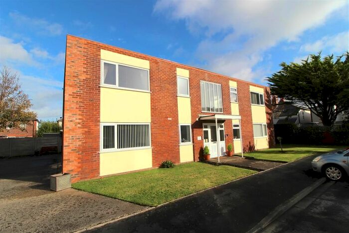 2 Bedroom Flat To Rent In Rutland Court, Lytham St. Annes, FY8