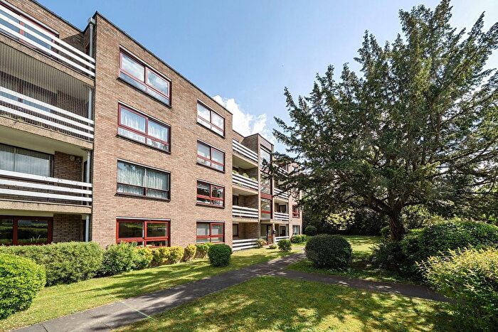 2 Bedroom Flat For Sale In Kent Avenue, Ealing, London, W13