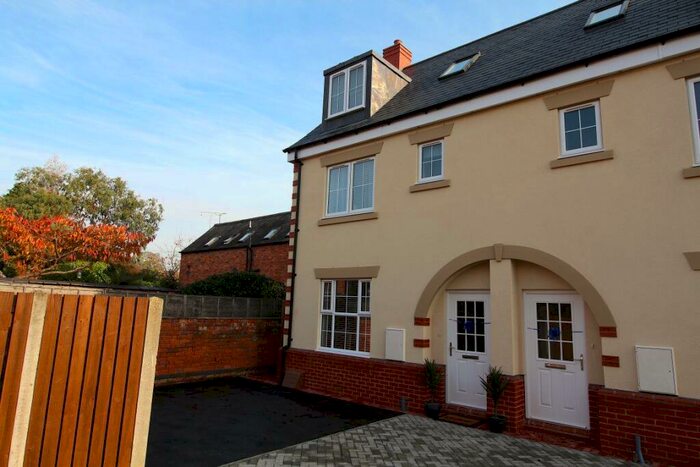 3 Bedroom Semi-Detached House To Rent In Temple Street, CV21