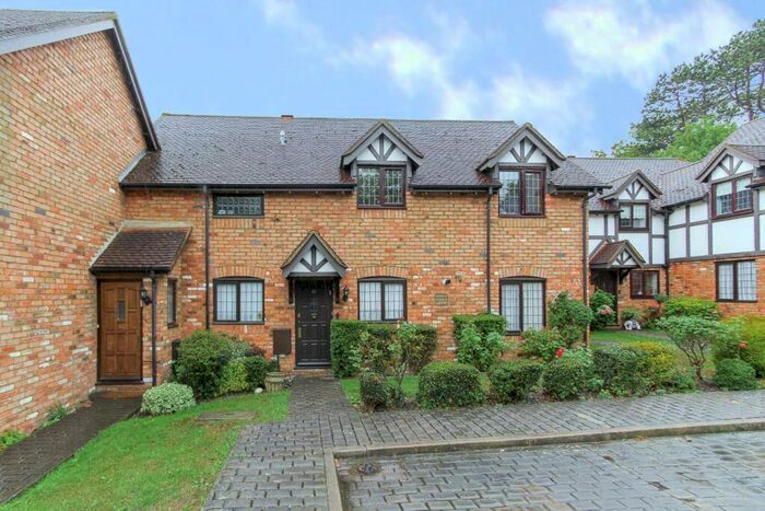 2 Bedroom Maisonette To Rent In Priory Field Drive, Edgware, HA8