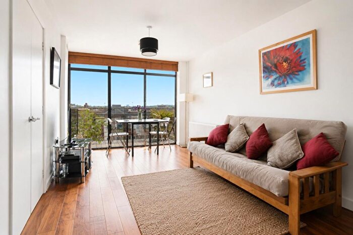 1 Bedroom Flat For Sale In The Roundway, London, N17