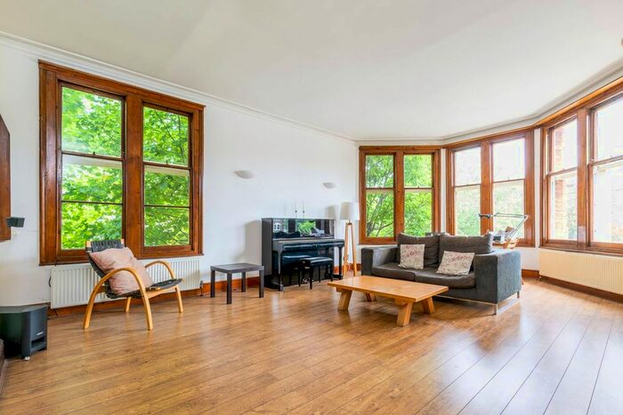 3 Bedroom Flat To Rent In St Matthews Road, Brixton, London, SW2