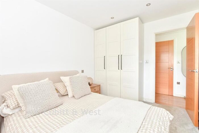 1 Bedroom Flat For Sale In Deepdene Avenue, Dorking, Surrey, RH5