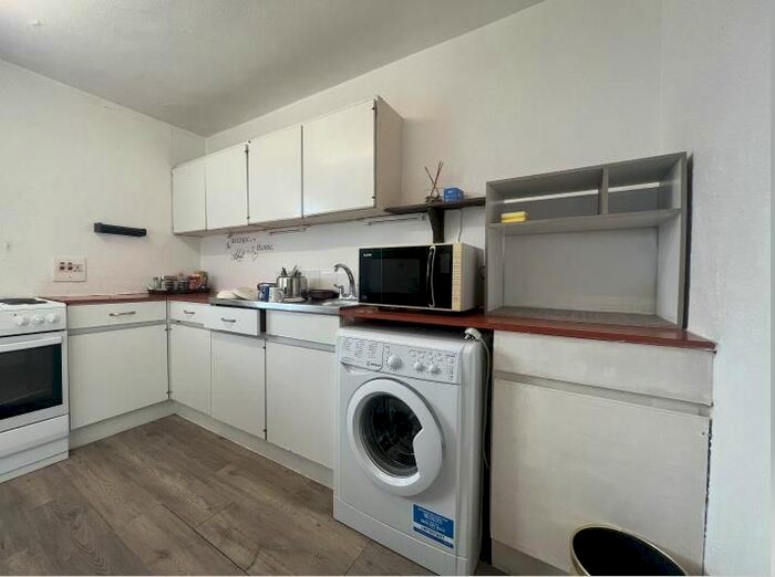 2 Bedroom Flat To Rent In Sunbury-On-Thames, Surrey, TW16