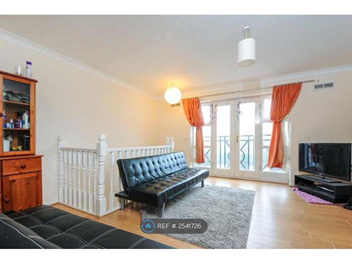 3 Bedroom Flat To Rent In Harriet House, Hemel Hempstead, HP3