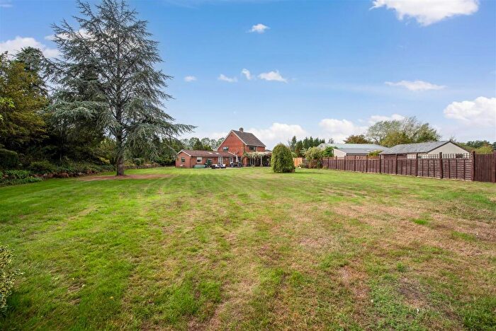 4 Bedroom Detached House For Sale In Green Lane, Badshot Lea, GU9