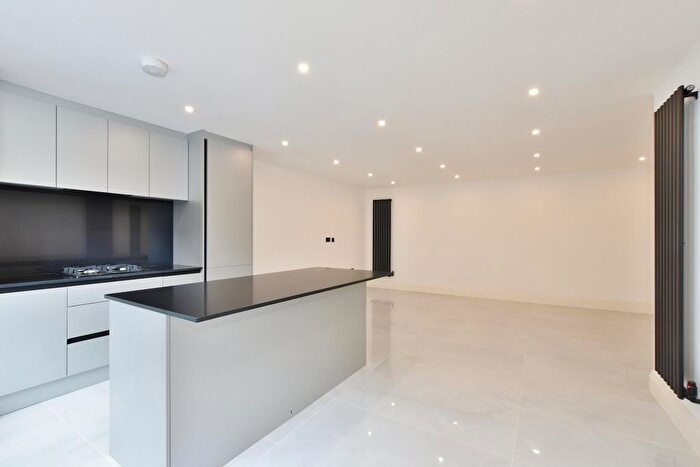 2 Bedroom Flat For Sale In Flat, The Oaks, Sparrows Herne, Bushey, Hertfordshire, WD23