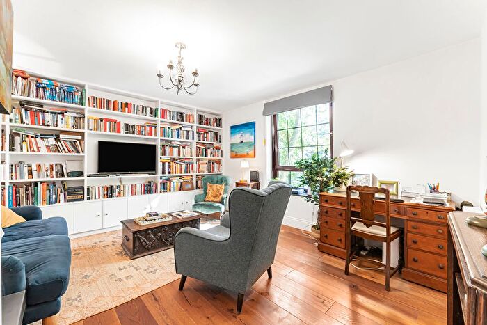 2 Bedroom Flat For Sale In Barlow House, Provost Estate, London, N1