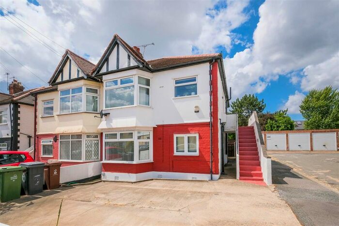 2 Bedroom Maisonette To Rent In Hall Gardens, Chingford, E4