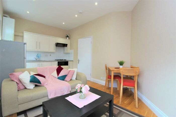2 Bedroom Apartment To Rent In High Road, Wood Green, N22