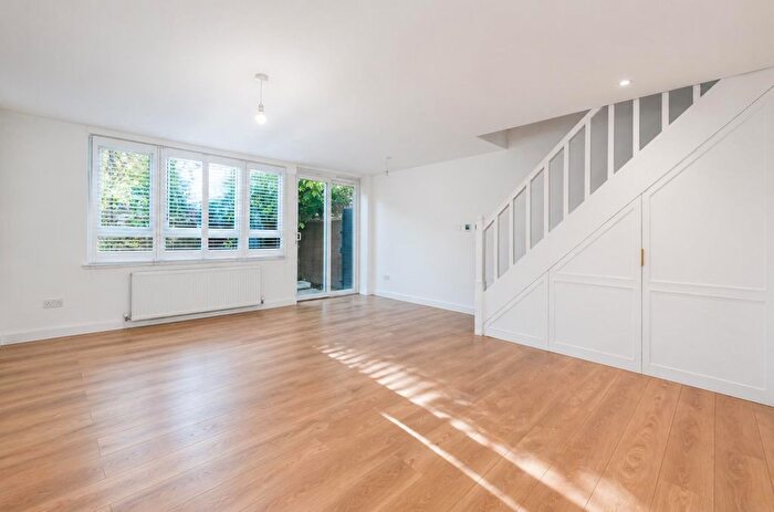 3 Bedroom Flat To Rent In Searles Close, Battersea, London, SW11