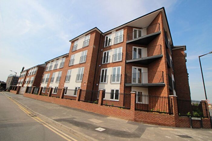 2 Bedroom Flat To Rent In Reet Gardens, Slough, Berkshire, SL1