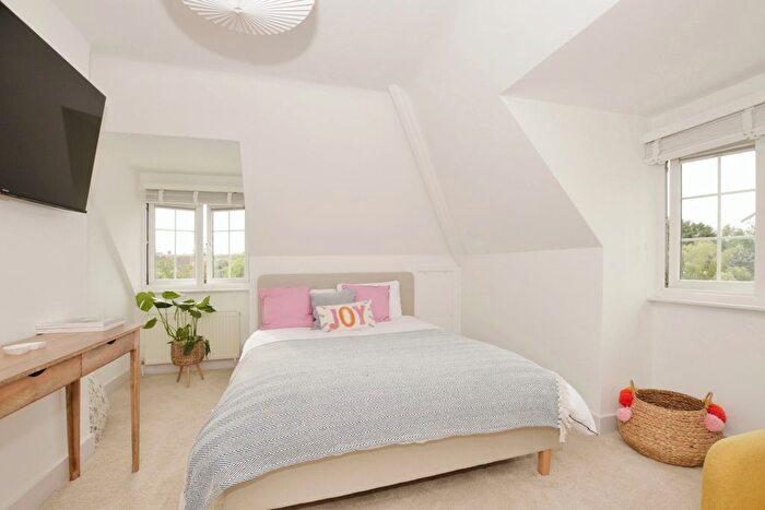 2 Bedroom Flat For Sale In Godwyn Road, Folkestone, Kent, CT20