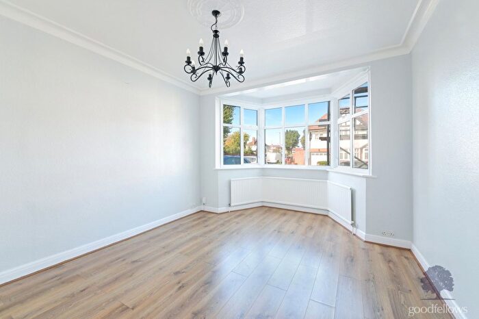 4 Bedroom Detached House To Rent In Litchfield Avenue, Morden, SM4