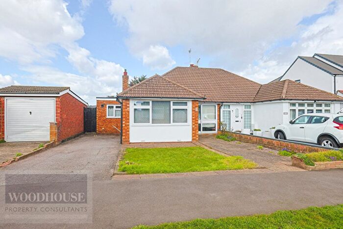 3 Bedroom Bungalow For Sale In Winton Drive, Cheshunt, EN8