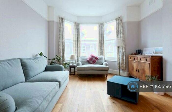 2 Bedroom Flat To Rent In Hither Green, London, SE13