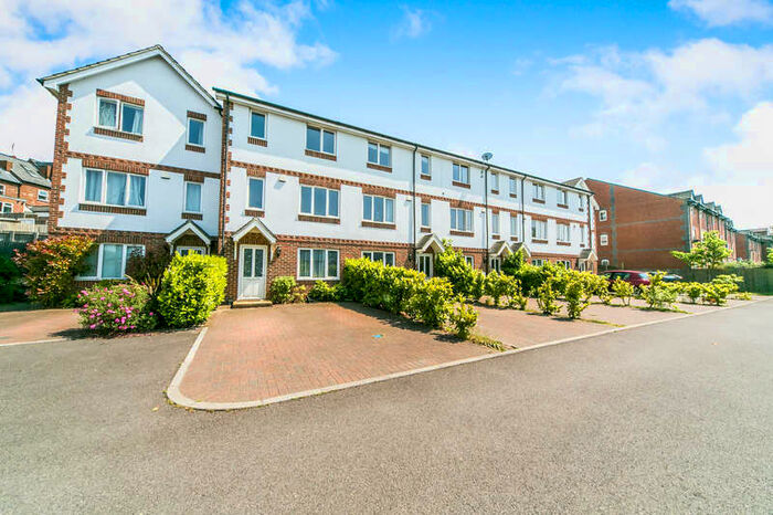 4 Bedroom Town House To Rent In Sailcloth Close, Reading, RG1