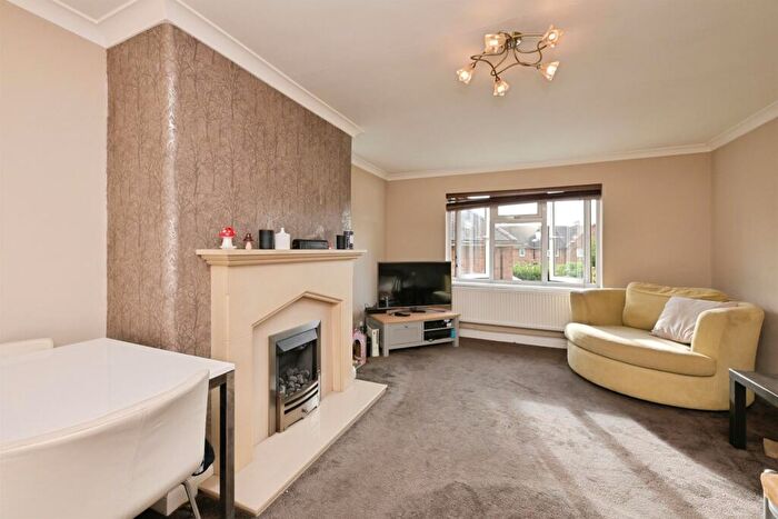 2 Bedroom Flat For Sale In Shaw Close, Cheshunt, Waltham Cross, EN8