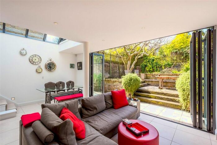 2 Bedroom Flat To Rent In Bassett Road, London, W10