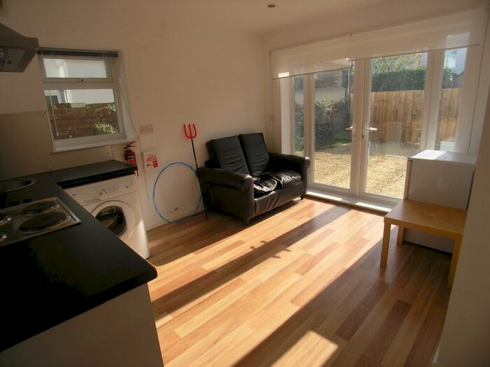 2 Bedroom Flat To Rent In Princes Street, Roath, CF24