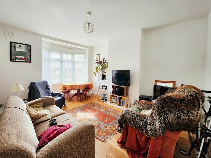 3 Bedroom Flat To Rent In Bellamy House, Garratt Lane, Tooting, SW17