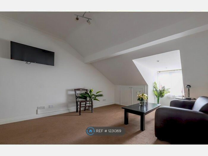 1 Bedroom Flat To Rent In Former Hever Hotel, Hever, Edenbridge, TN8