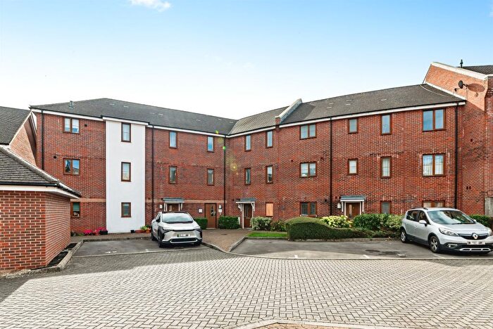 2 Bedroom Flat For Sale In Peggs Way, Basingstoke, RG24