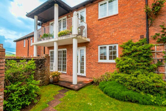 2 Bedroom Flat For Sale In Sussex Road, Petersfield, Hampshire, GU31